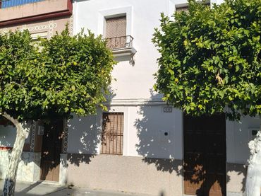 Casa aparellada amb balcó en venda a Calle Cañaveral 49