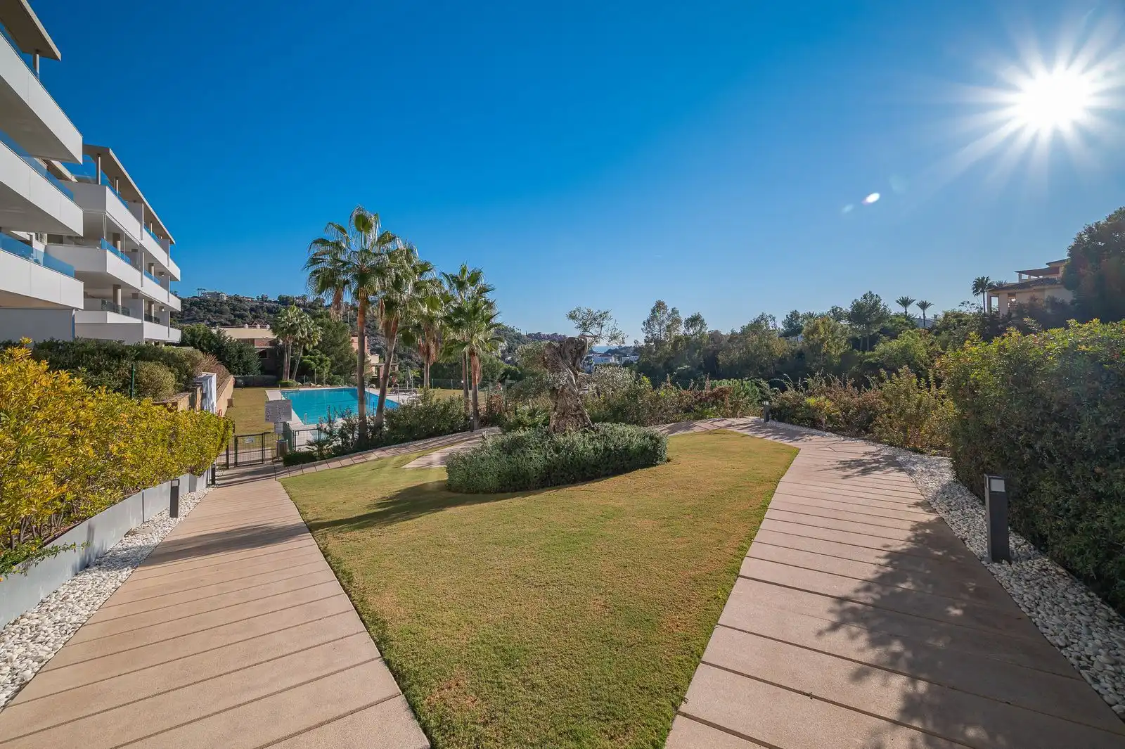 Jardín de Dúplex en venta en Benahavís con Aire acondicionado, Terraza y Trastero