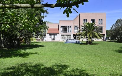 Vista exterior de Casa o xalet en venda en Santander amb Calefacció, Jardí privat i Terrassa