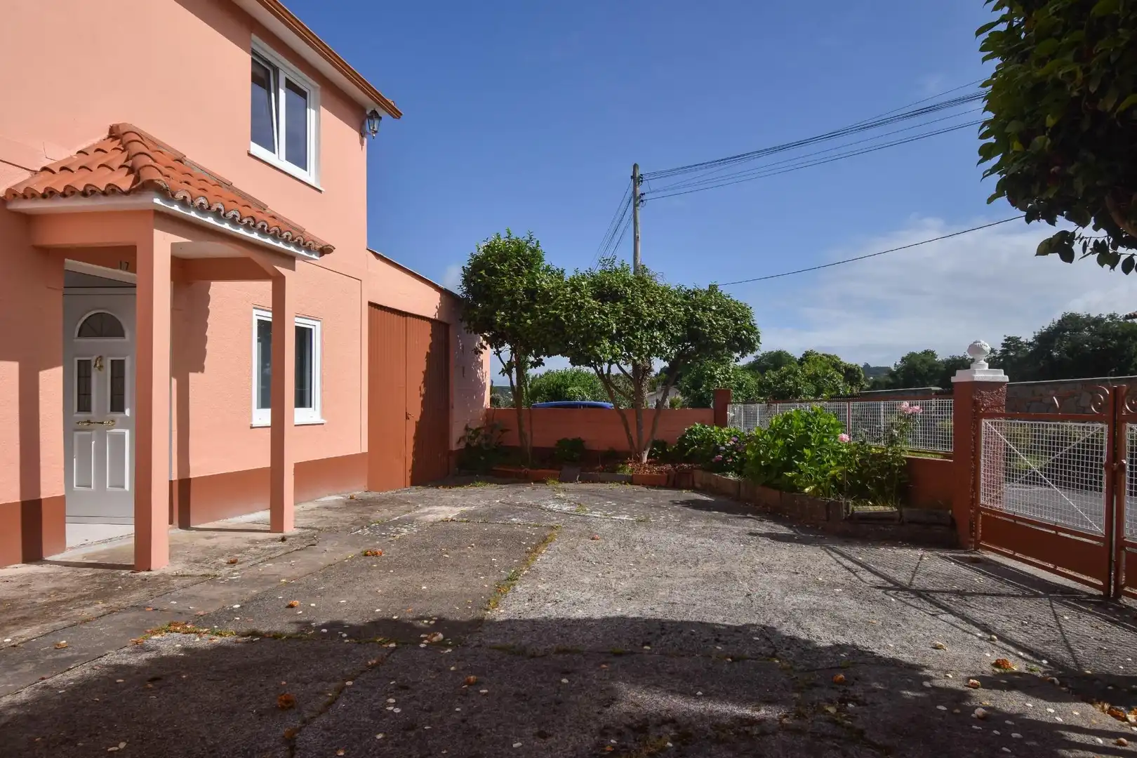 Vista exterior de Casa o xalet de lloguer en Cambre  amb Calefacció, Jardí privat i Traster