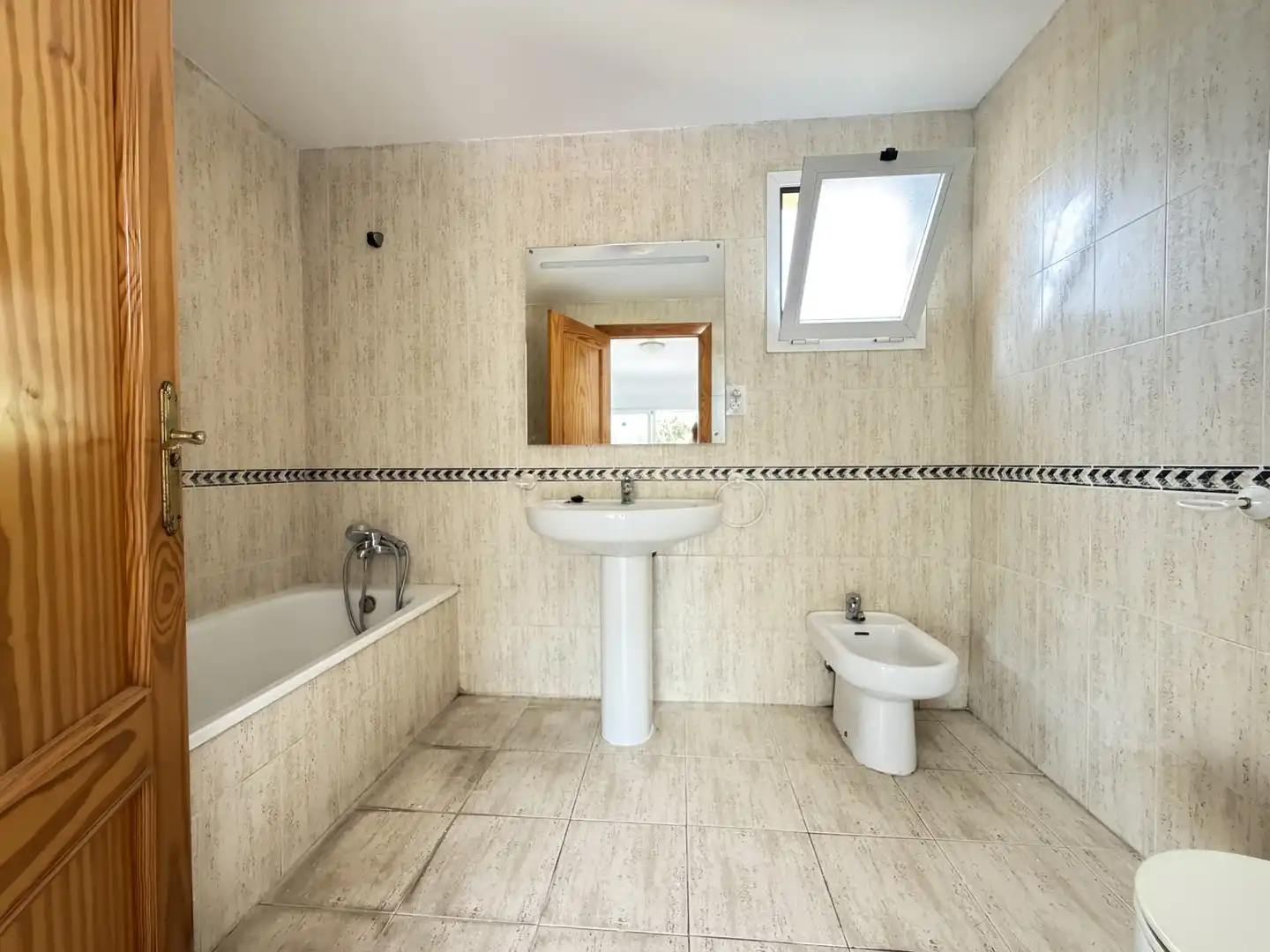 Baño de Dúplex en venta en Estepona con Terraza, Piscina y Piscina comunitaria
