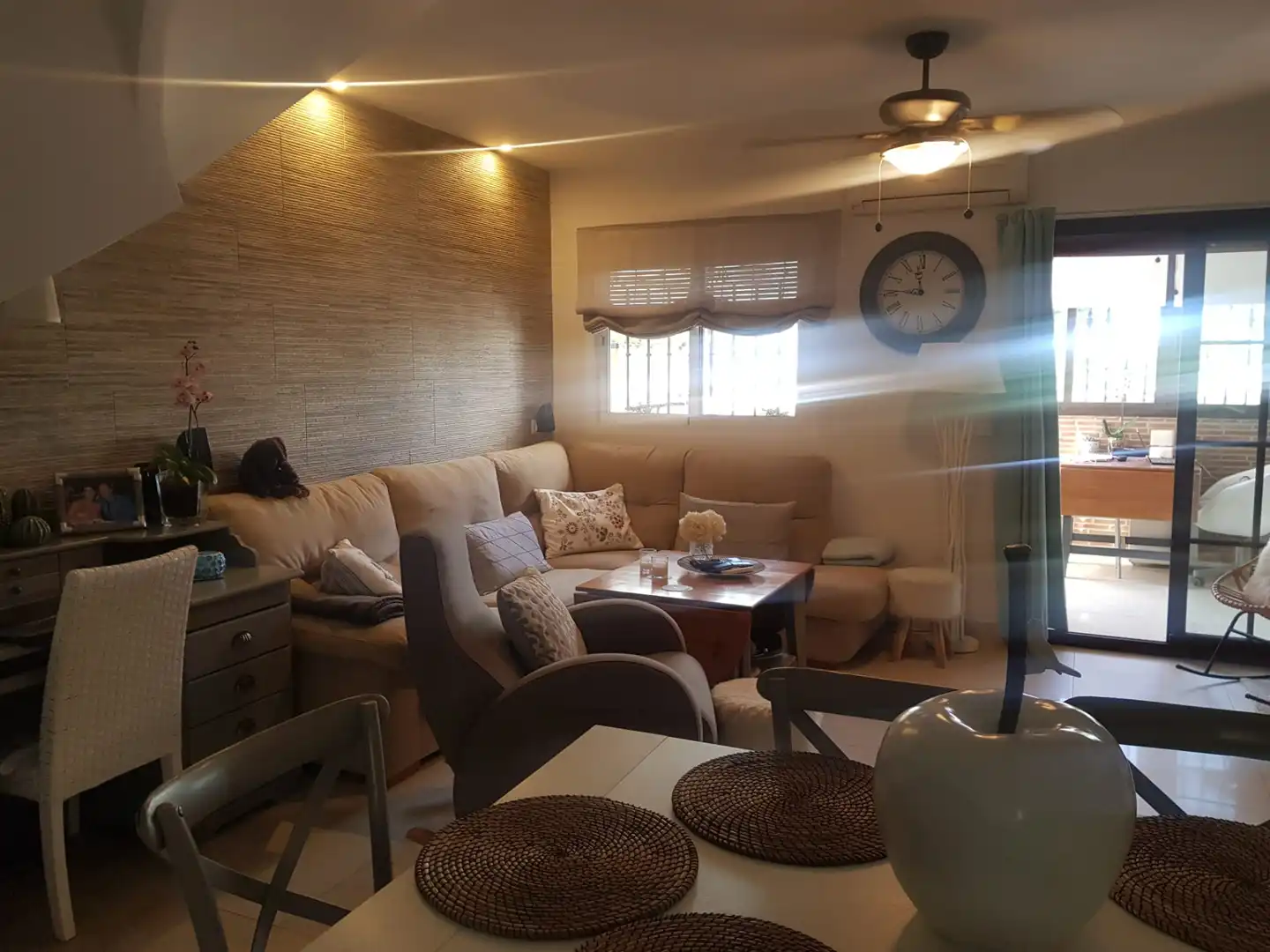Wohnzimmer von Einfamilien-Reihenhaus zum Verkauf in Nerja mit Klimaanlage, Heizung und Terrasse