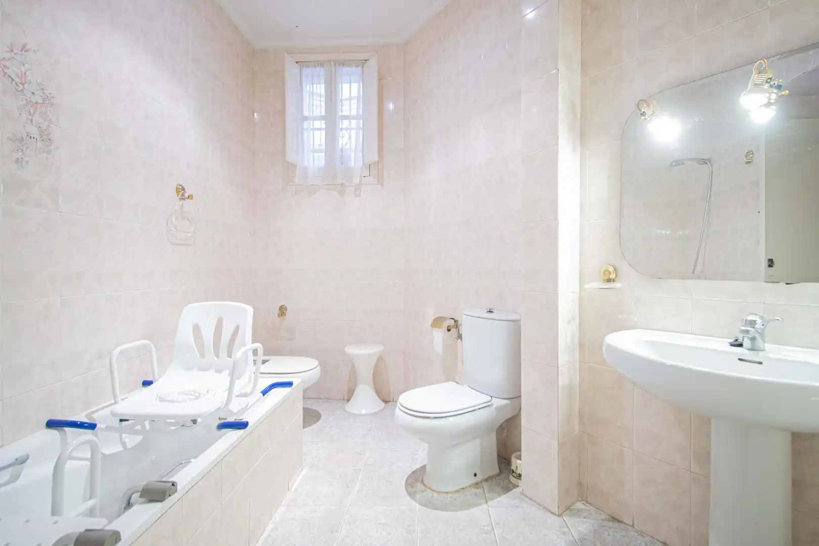 Bathroom of Houses for sale in Sevilla  with Balcony