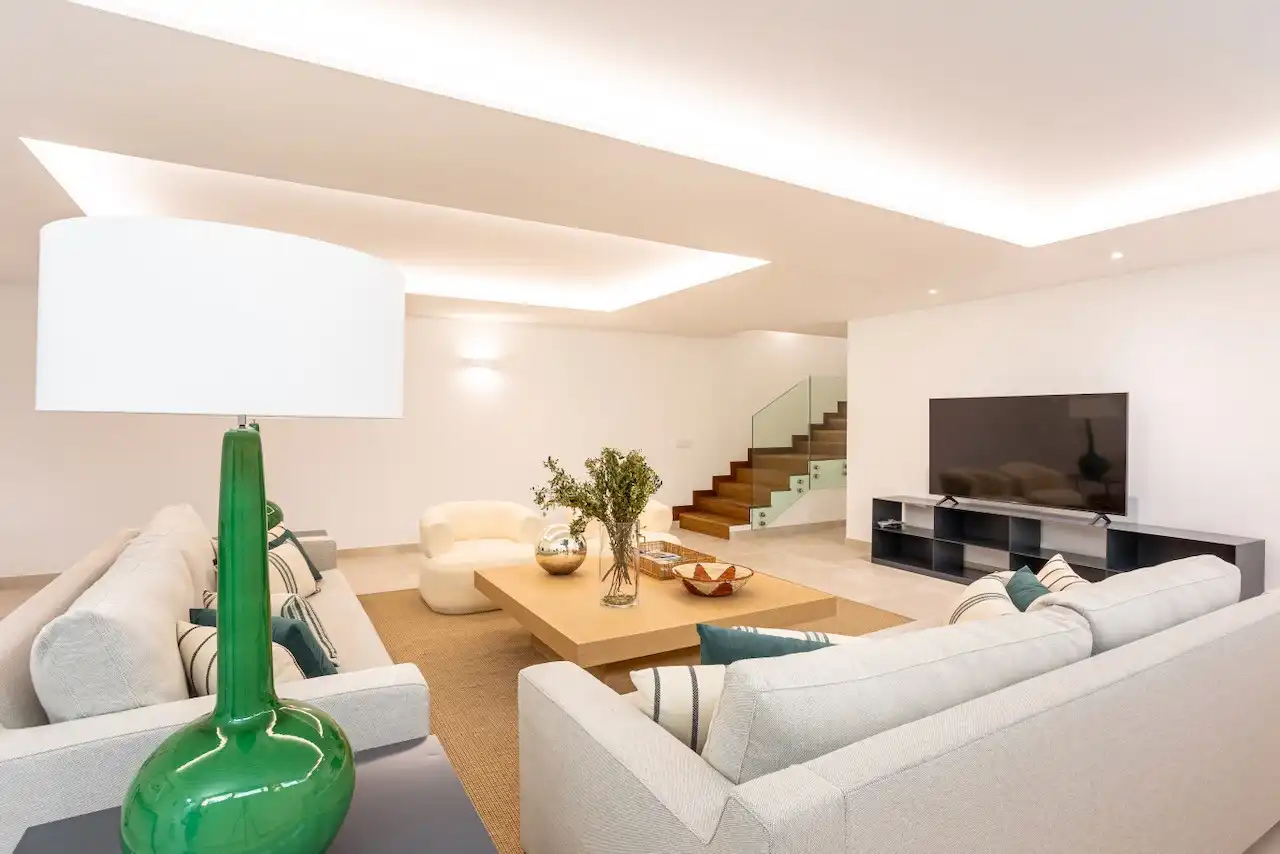 Sala d'estar de Casa o xalet en venda en Marbella amb Aire condicionat, Jardí privat i Terrassa