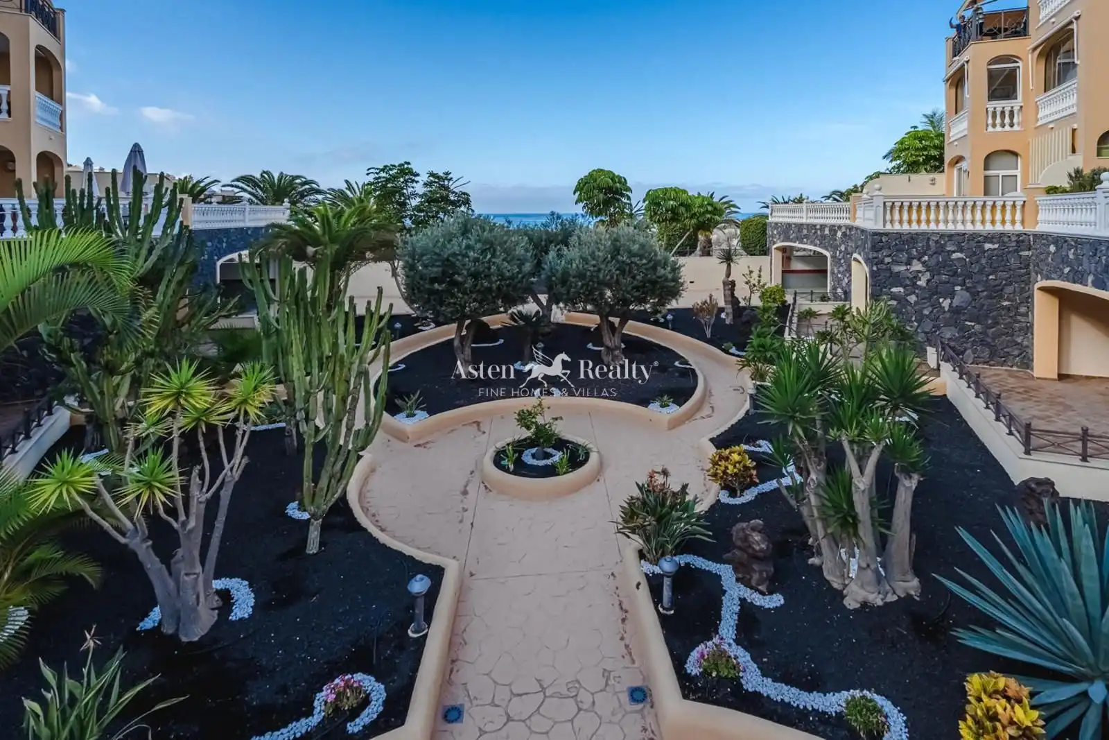Piso en venta en Arona con Terraza, Trastero y Piscina