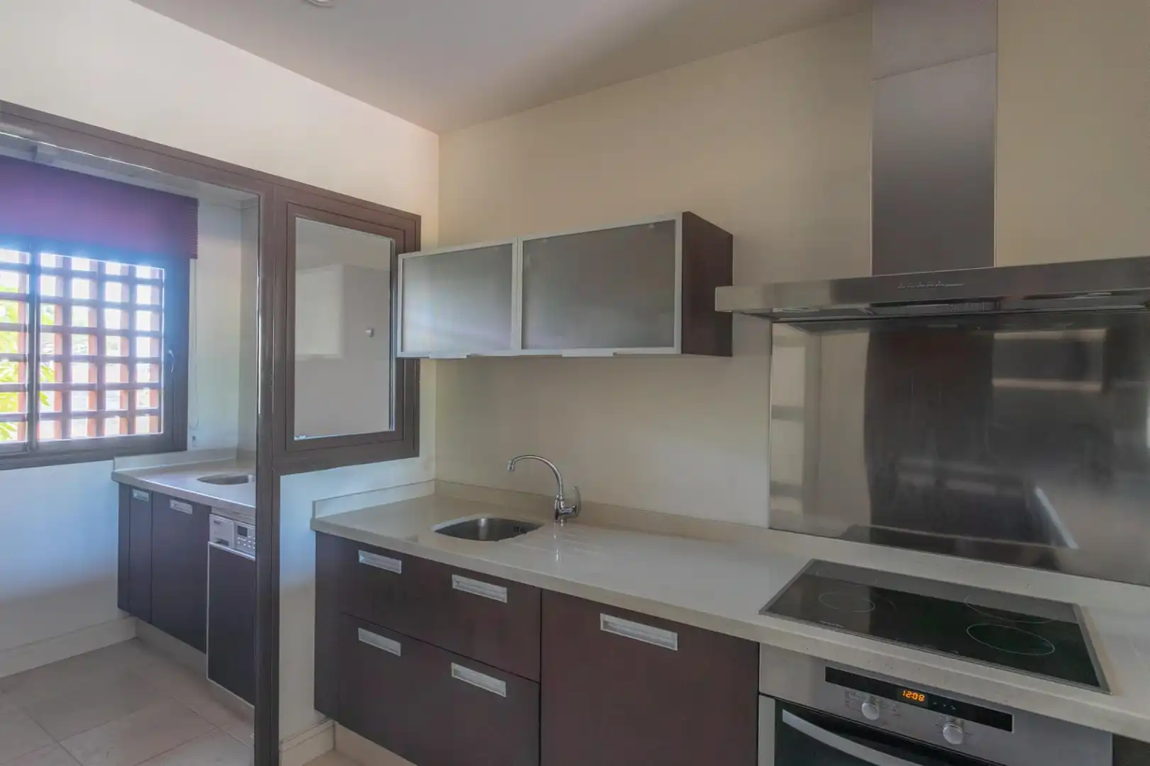 Cuina de Apartament en venda en Chiclana de la Frontera amb Jardí privat i Piscina comunitària
