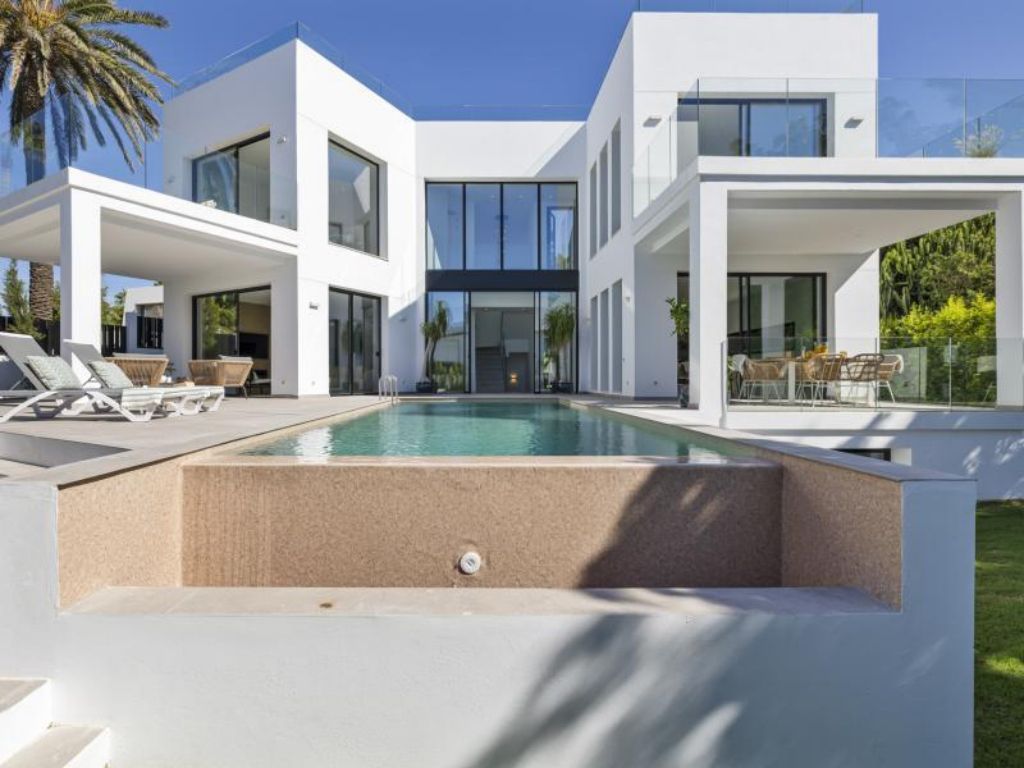 Piscina de Casa o xalet en venda en Marbella amb Aire condicionat, Calefacció i Jardí privat