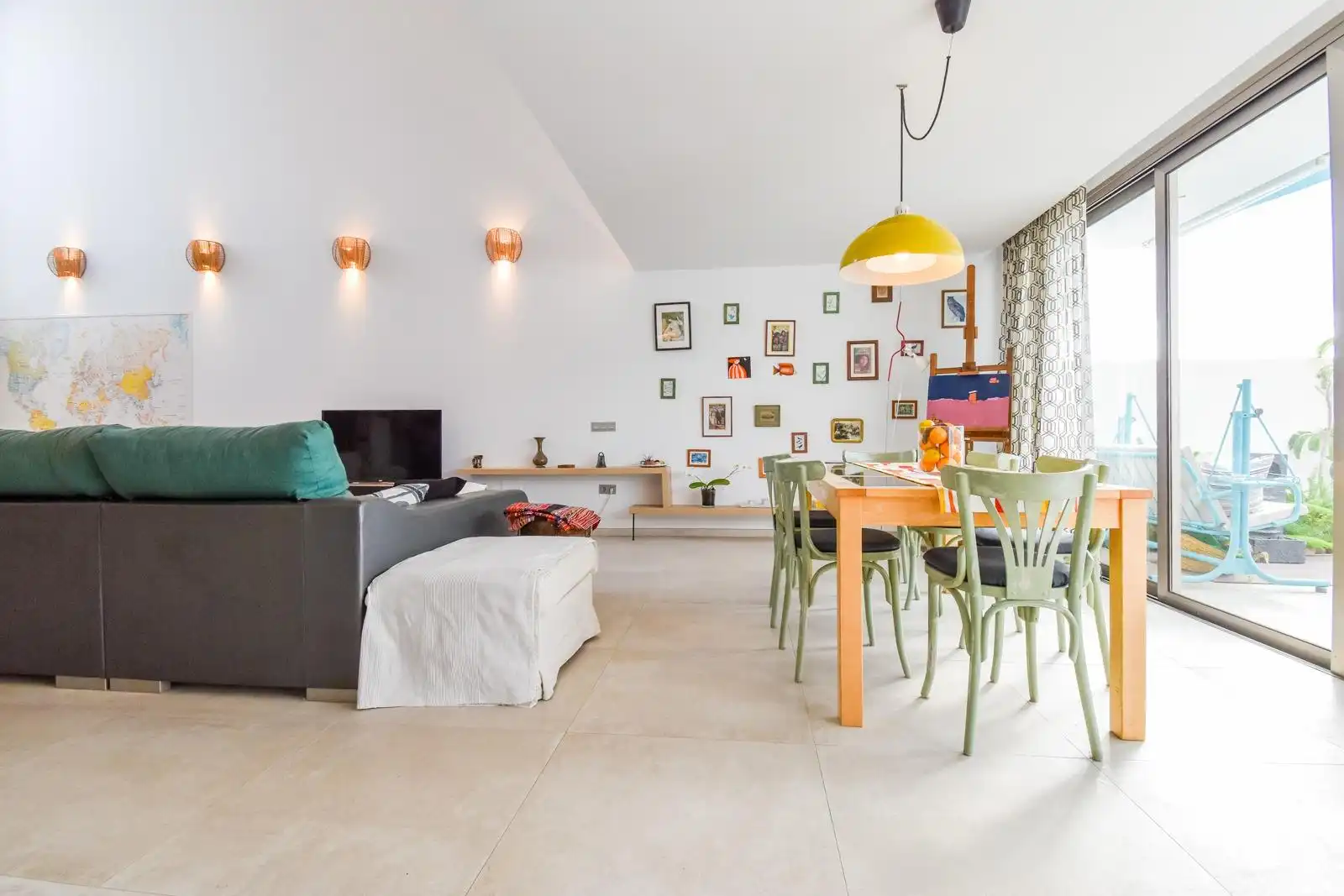 Sala d'estar de Casa adosada de lloguer en Fuengirola amb Aire condicionat, Calefacció i Jardí privat
