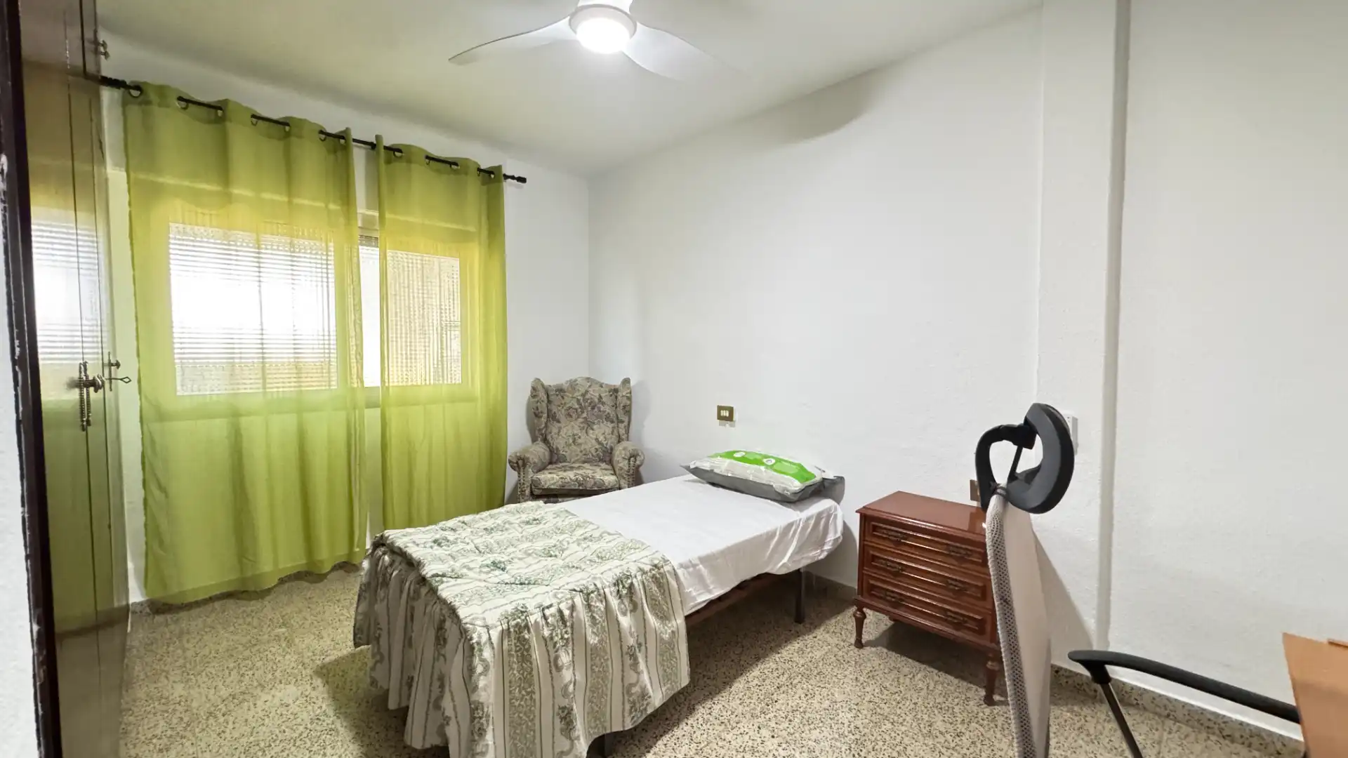 Bedroom of Flat for rent in Granada  with Air Conditioner, Terrace and Microwave