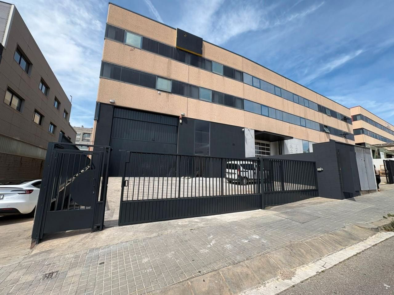 Vista exterior de Nau industrial de lloguer en Badalona amb Alarma