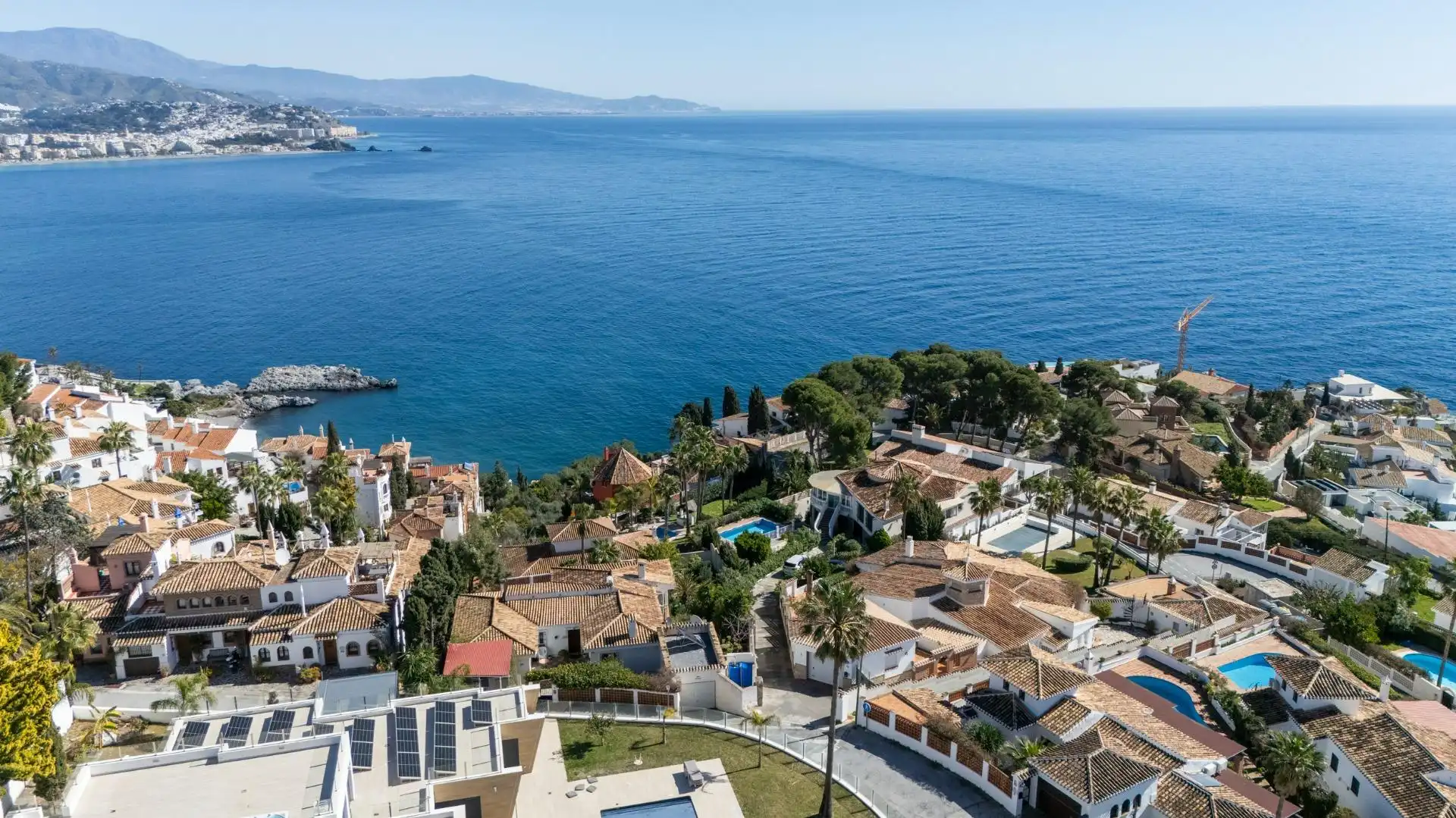 Vista exterior de Casa o xalet en venda en Almuñécar amb Aire condicionat, Jardí privat i Terrassa