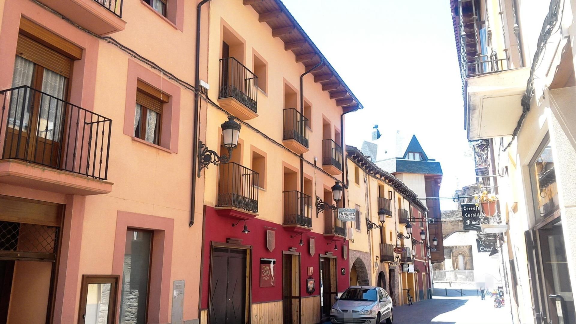 Vista exterior de Dúplex en venda en Jaca amb Terrassa i Balcó
