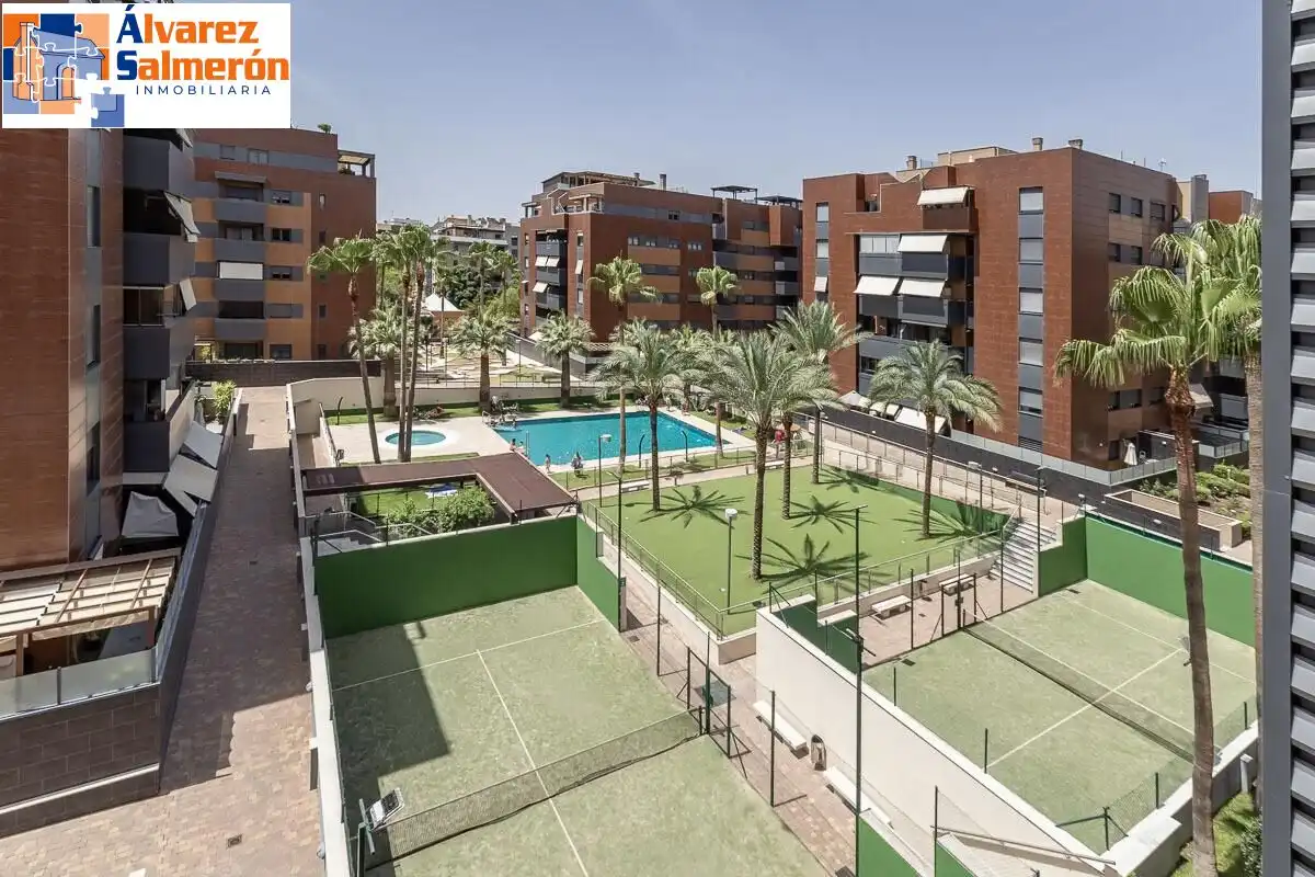 Piso con piscina en venta en Calle EMIR