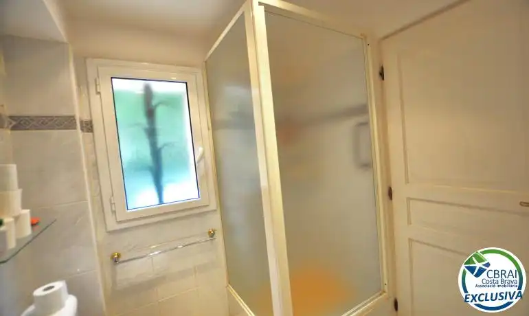 Badezimmer von Einfamilien-Reihenhaus zum Verkauf in Roses mit Heizung