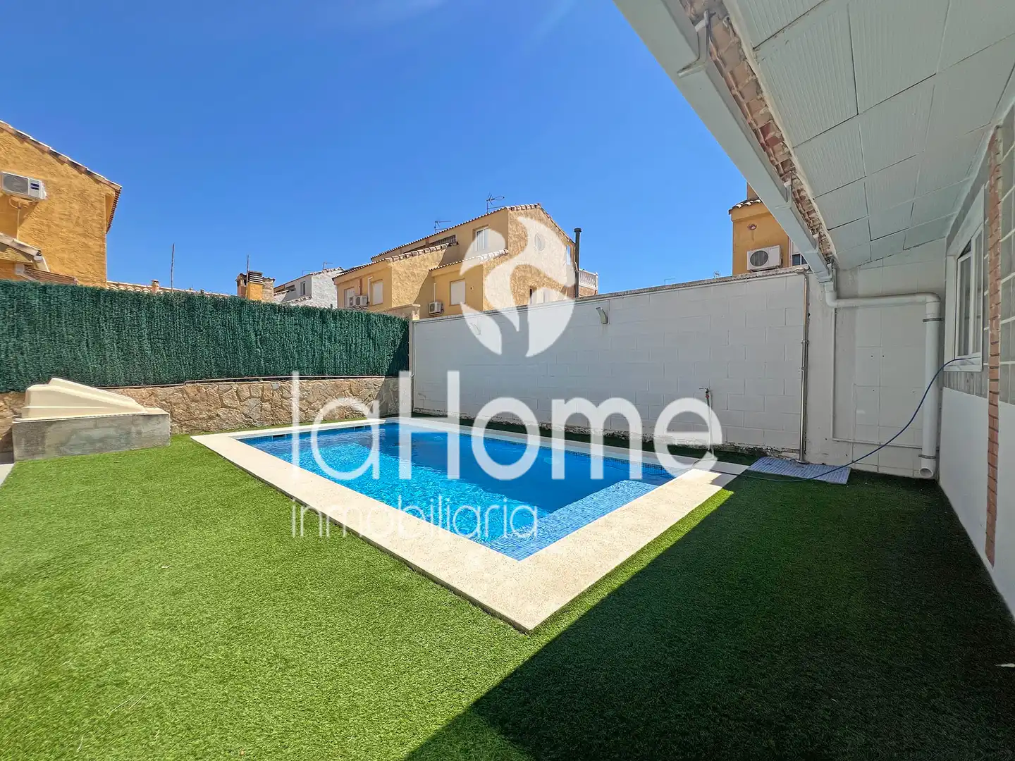 Swimming pool of Houses for sale in La Pobla de Vallbona  with Air Conditioner, Heating and Private garden