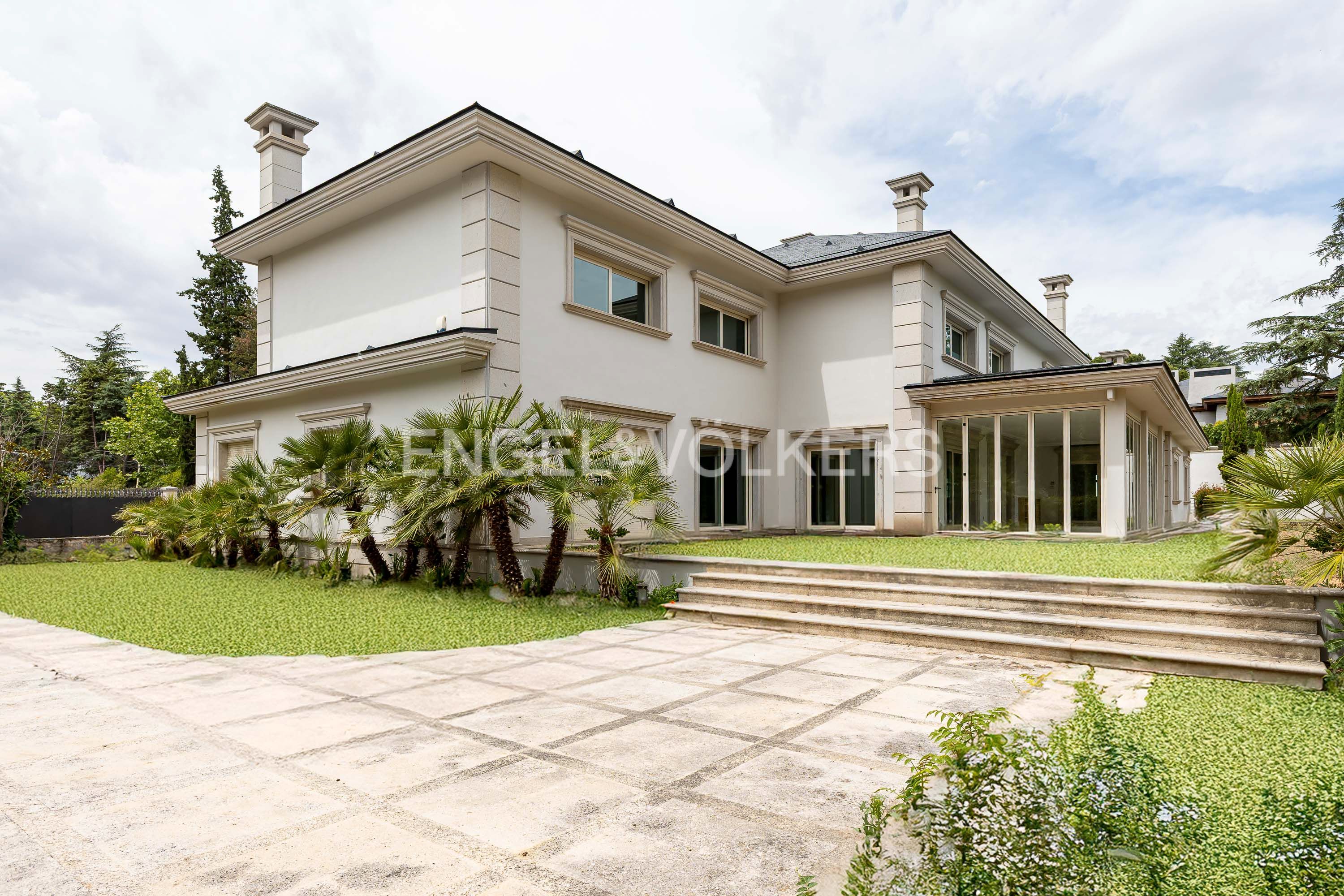 Vista exterior de Casa o xalet en venda en  Madrid Capital amb Aire condicionat, Calefacció i Jardí privat