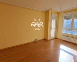 Living room of Flat for sale in Zamora Capital   with Heating, Parquet flooring and Balcony