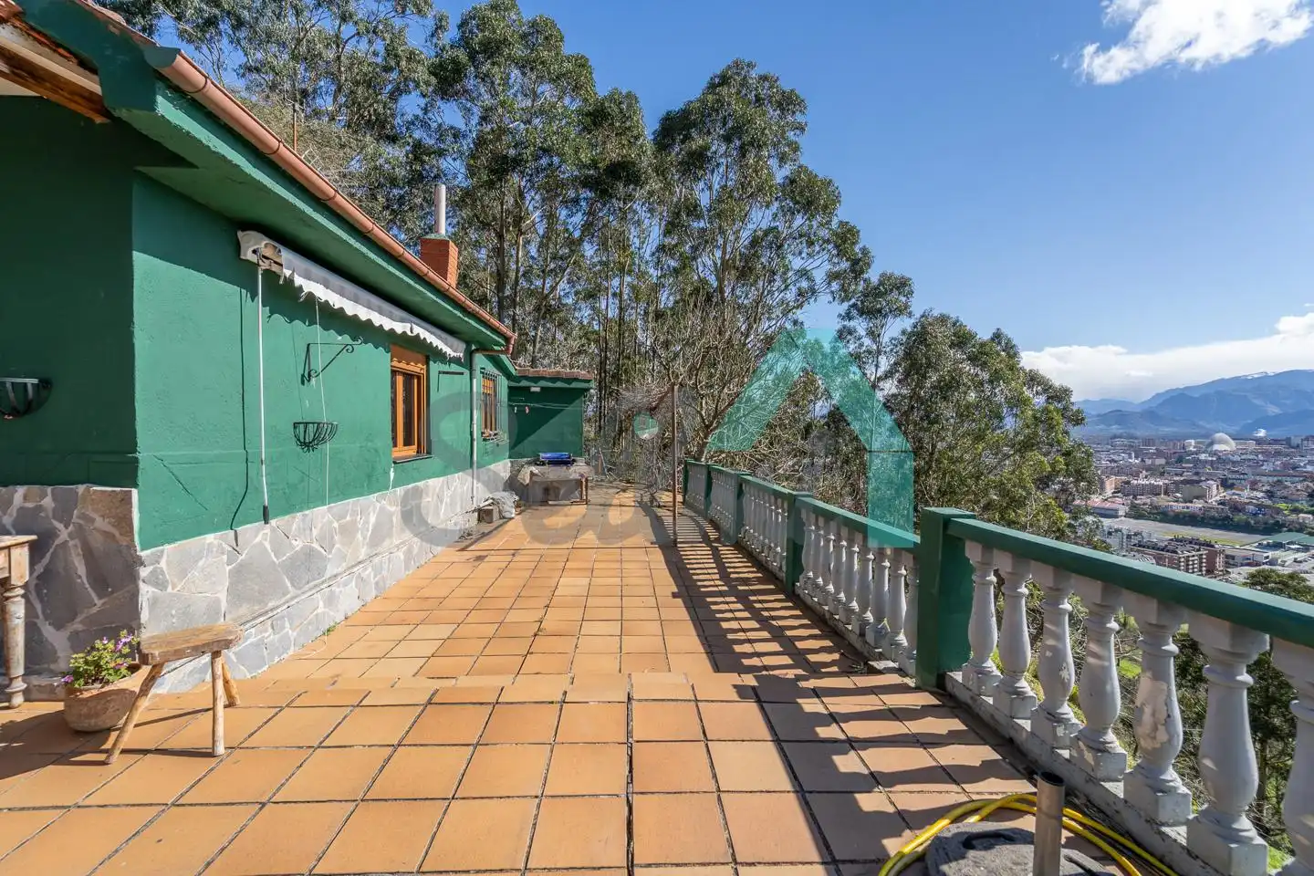 Terrassa de Casa o xalet en venda en Oviedo  amb Jardí privat, Terrassa i Traster