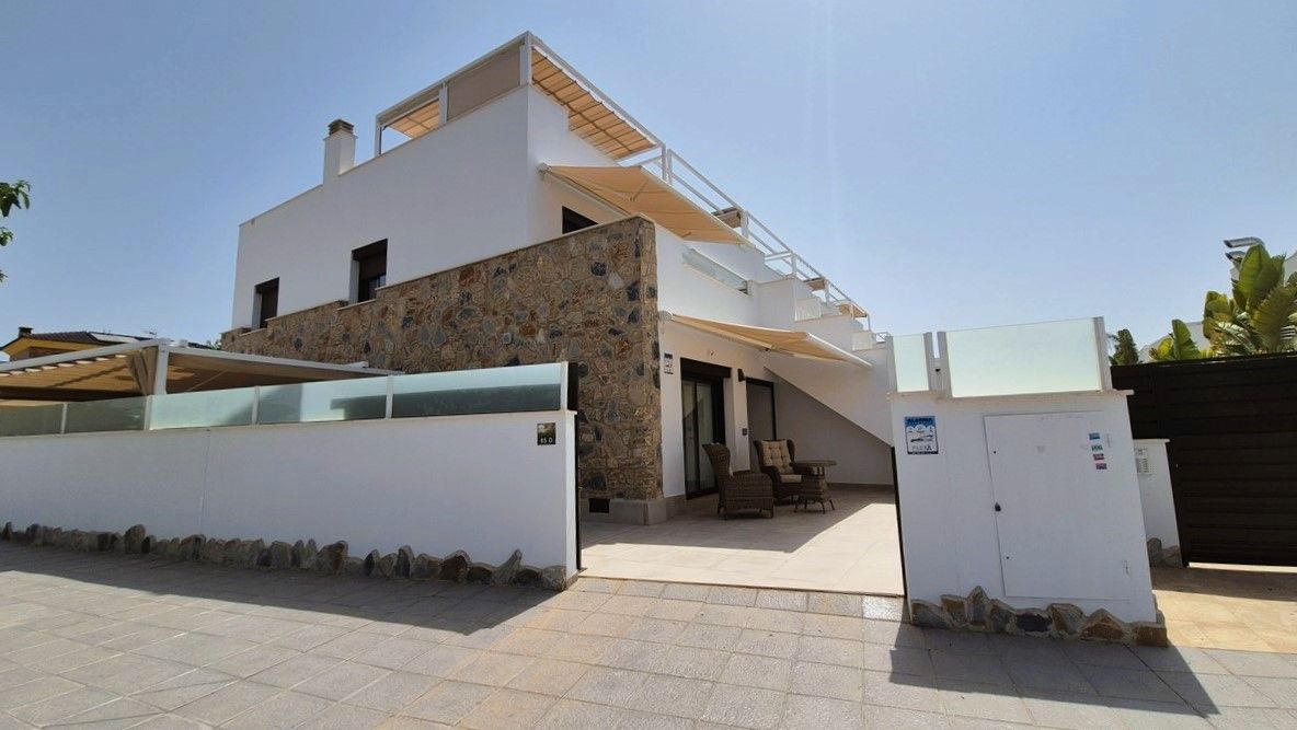Vista exterior de Casa o xalet en venda en Pilar de la Horadada amb Aire condicionat, Terrassa i Piscina