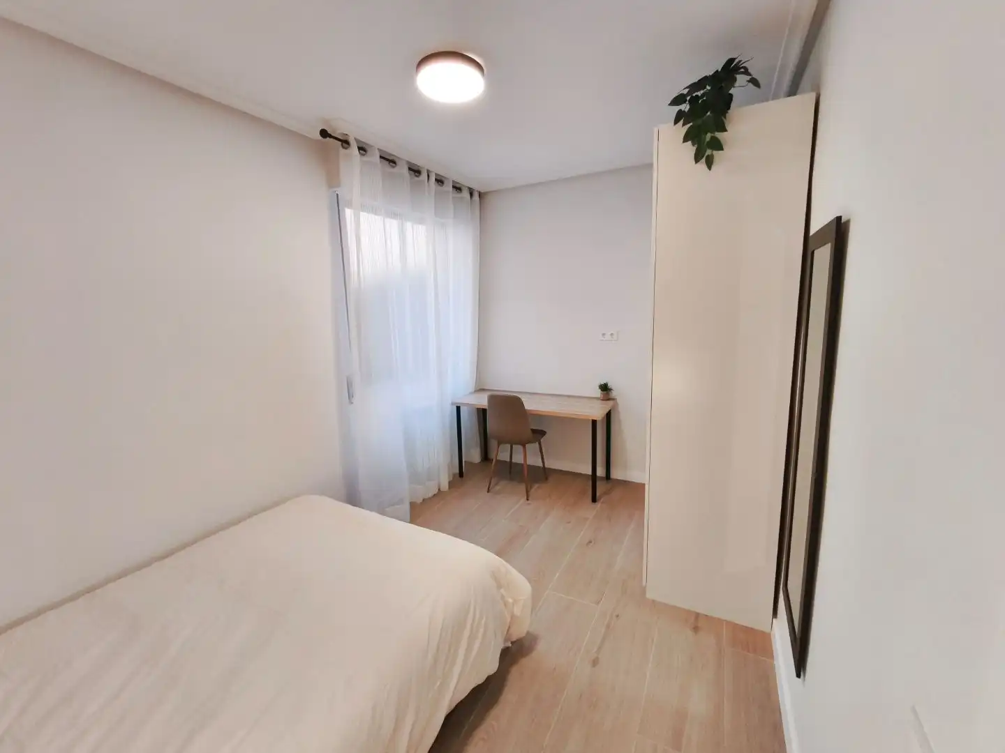 Bedroom of Flat for share in Oeste