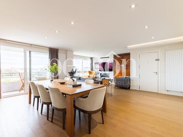 Flat with balcony to rent in L'Eixample