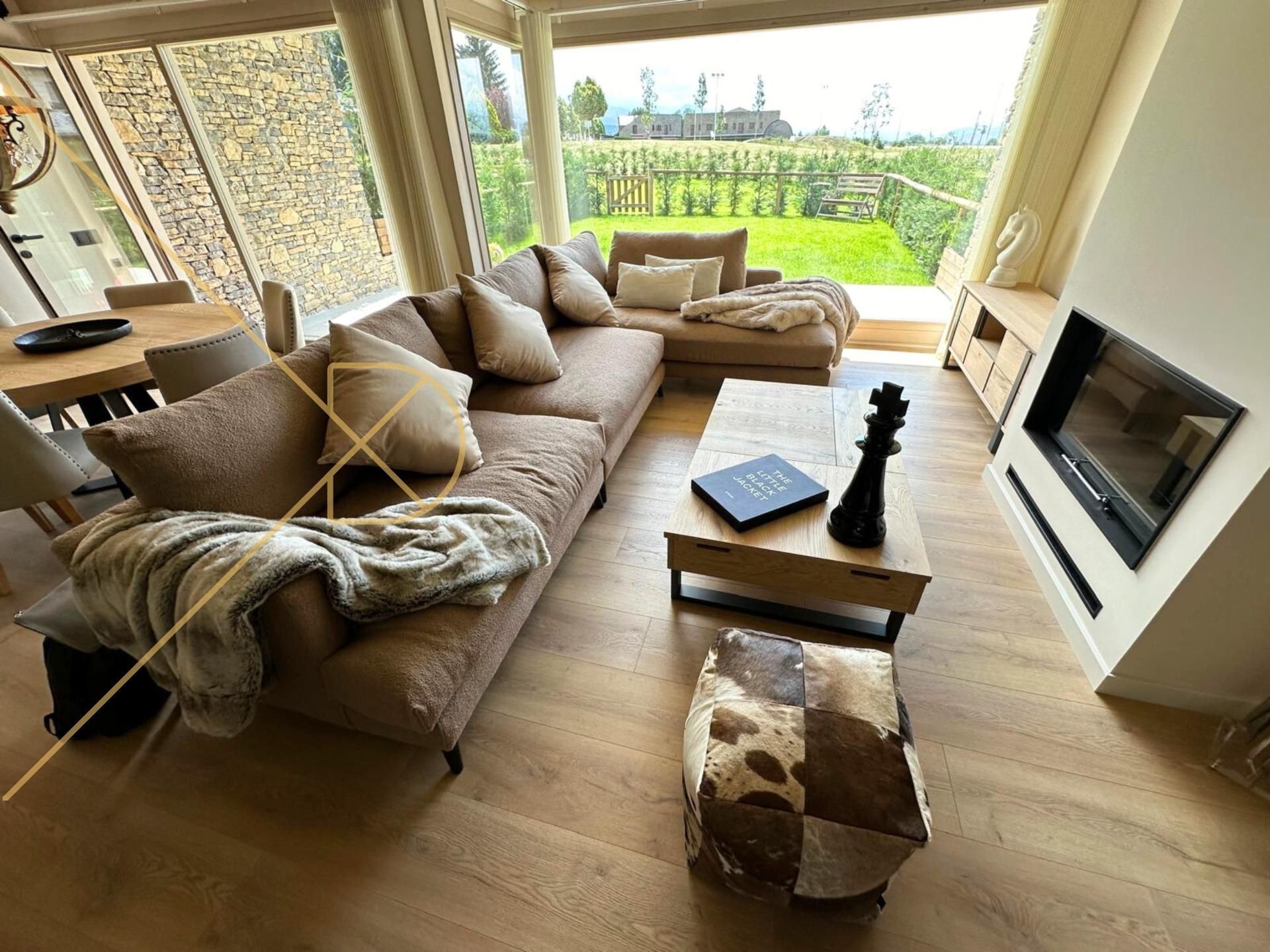 Wohnzimmer von Country house zum verkauf in Alp mit Klimaanlage, Heizung und Privatgarten