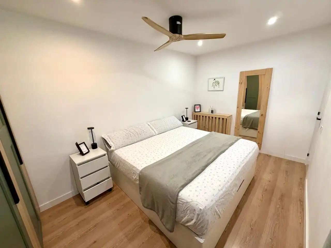 Bedroom of Attic for sale in Barcelona  with Air Conditioner, Heating and Parquet flooring