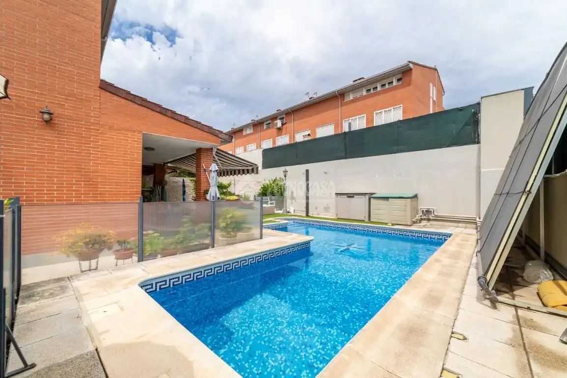 Piscina de Casa adosada en venda en Paracuellos de Jarama amb Aire condicionat, Calefacció i Terrassa