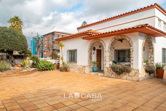 Casa-chalet en Venta en Lluminetes