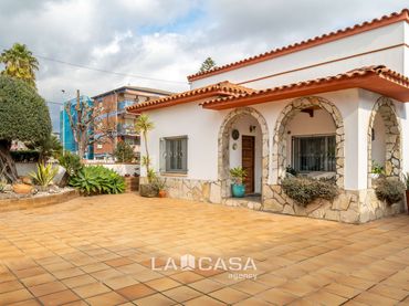 Casa con balcone in vendita a Lluminetes