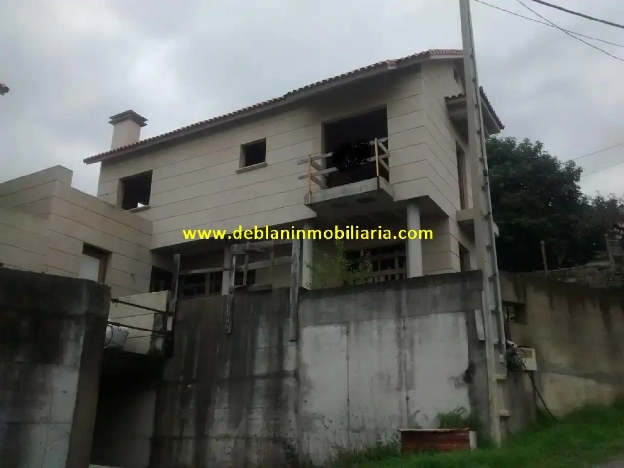 Vista exterior de Casa adosada en venda en Moaña amb Terrassa i Balcó