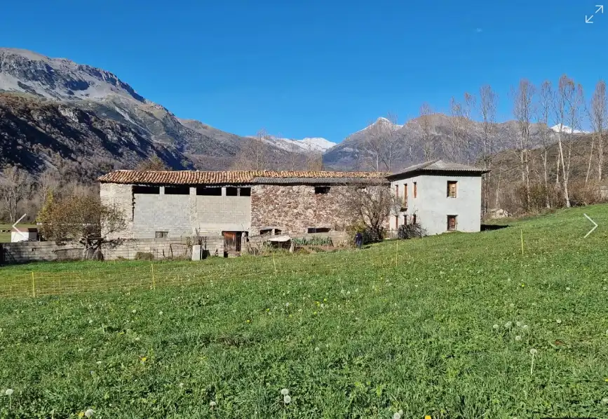 Außenansicht von Haus oder Chalet zum Verkauf in Benasque mit Privatgarten