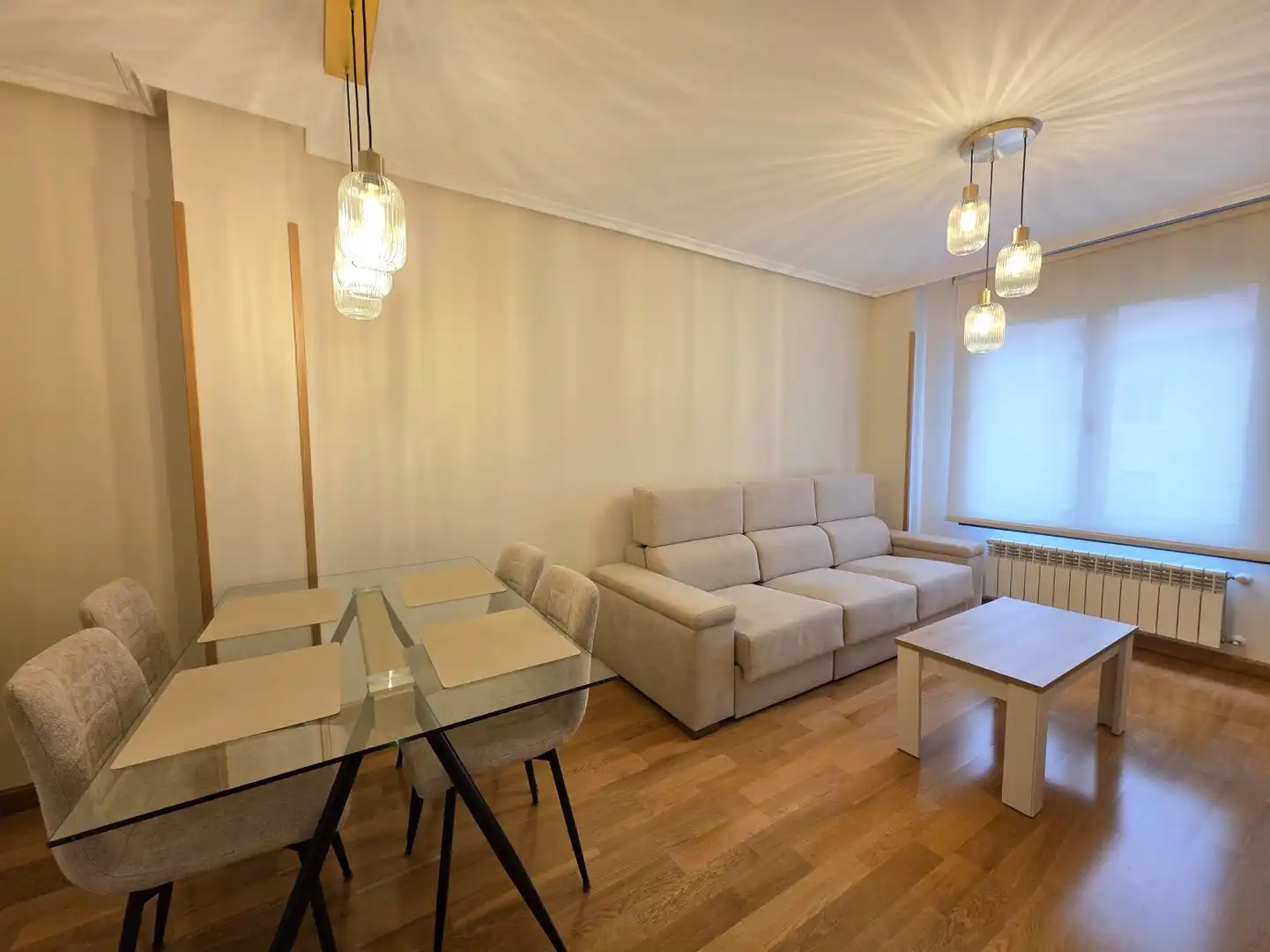 Sala d'estar de Pis de lloguer en Oviedo  amb Calefacció, Parquet i Traster