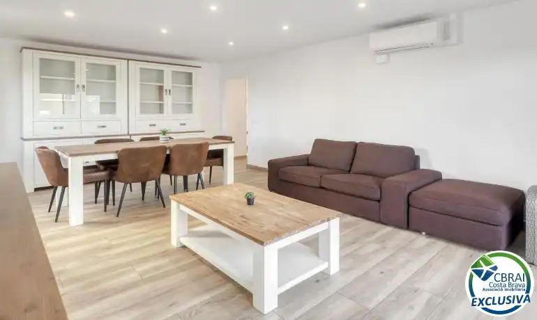 Sala d'estar de Apartament en venda en Roses amb Calefacció, Moblat i Piscina comunitària