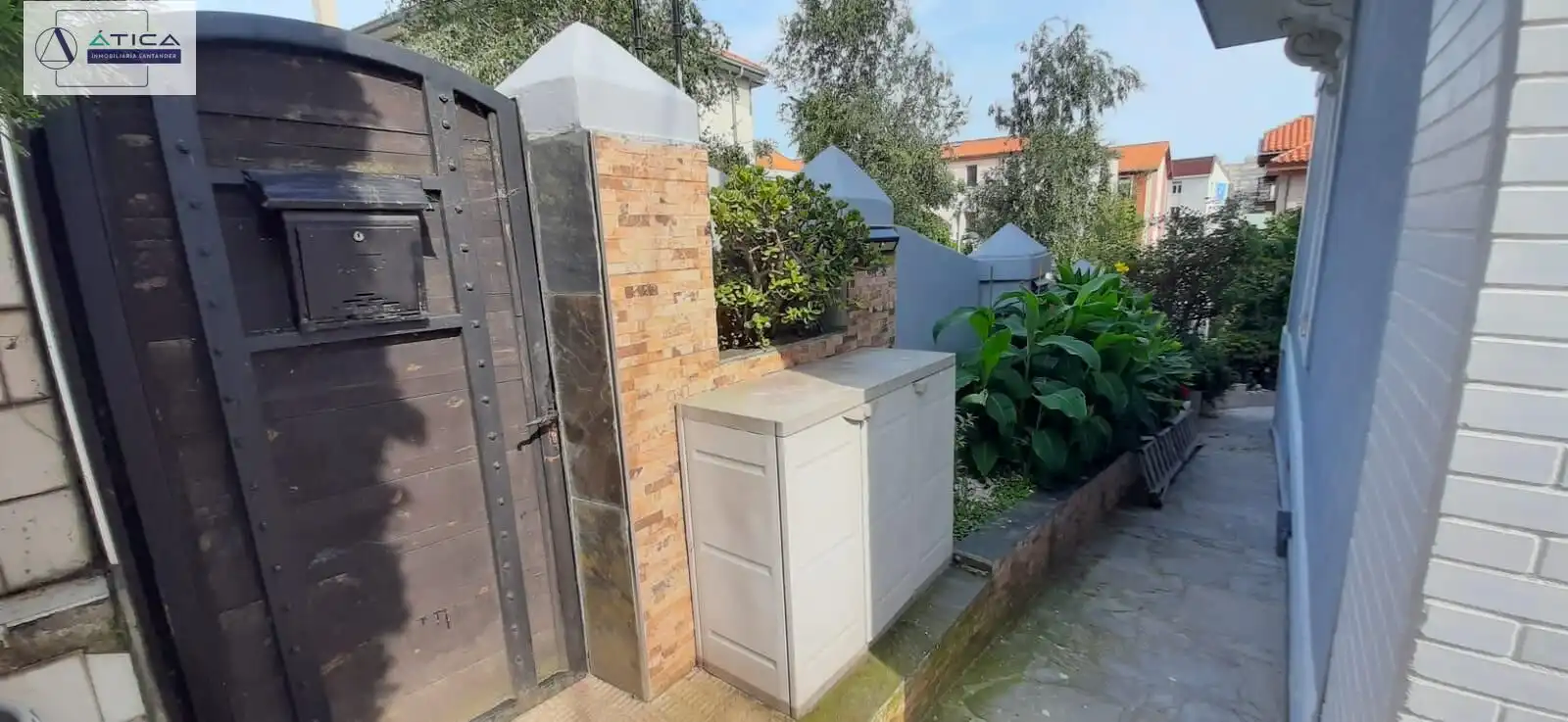 Vista exterior de Casa o xalet en venda en Santander amb Jardí privat, Terrassa i Moblat