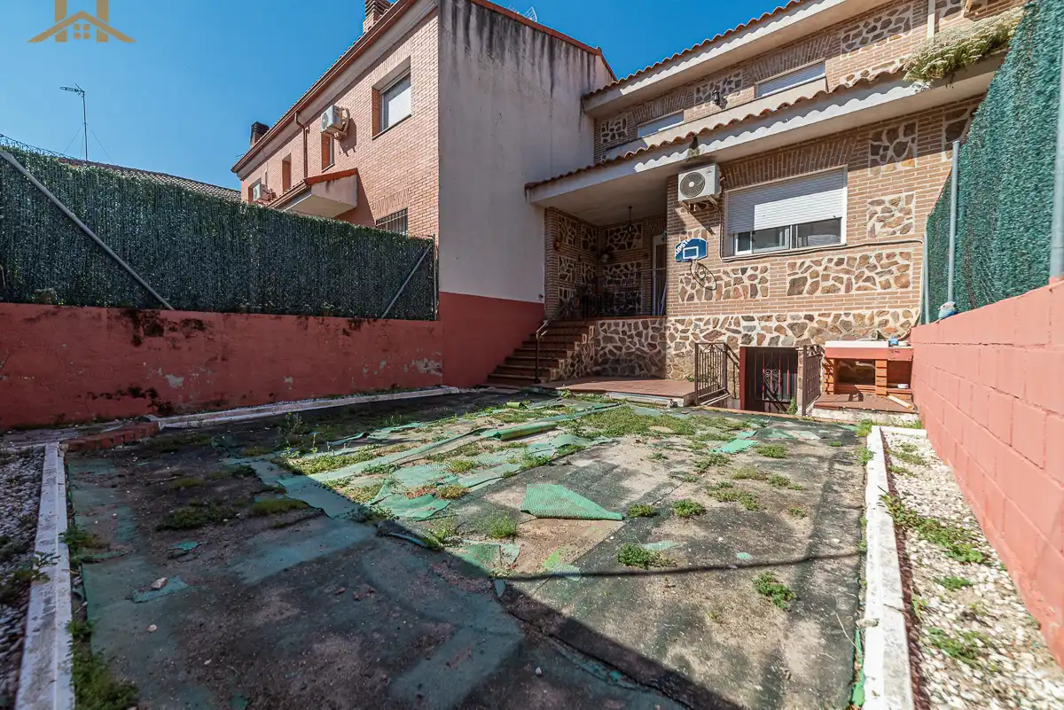 Jardí de Casa adosada en venda en Valmojado amb Aire condicionat, Calefacció i Jardí privat