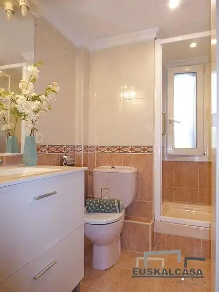 Badezimmer von Wohnung zum Verkauf in Bilbao  mit Heizung und Parkett