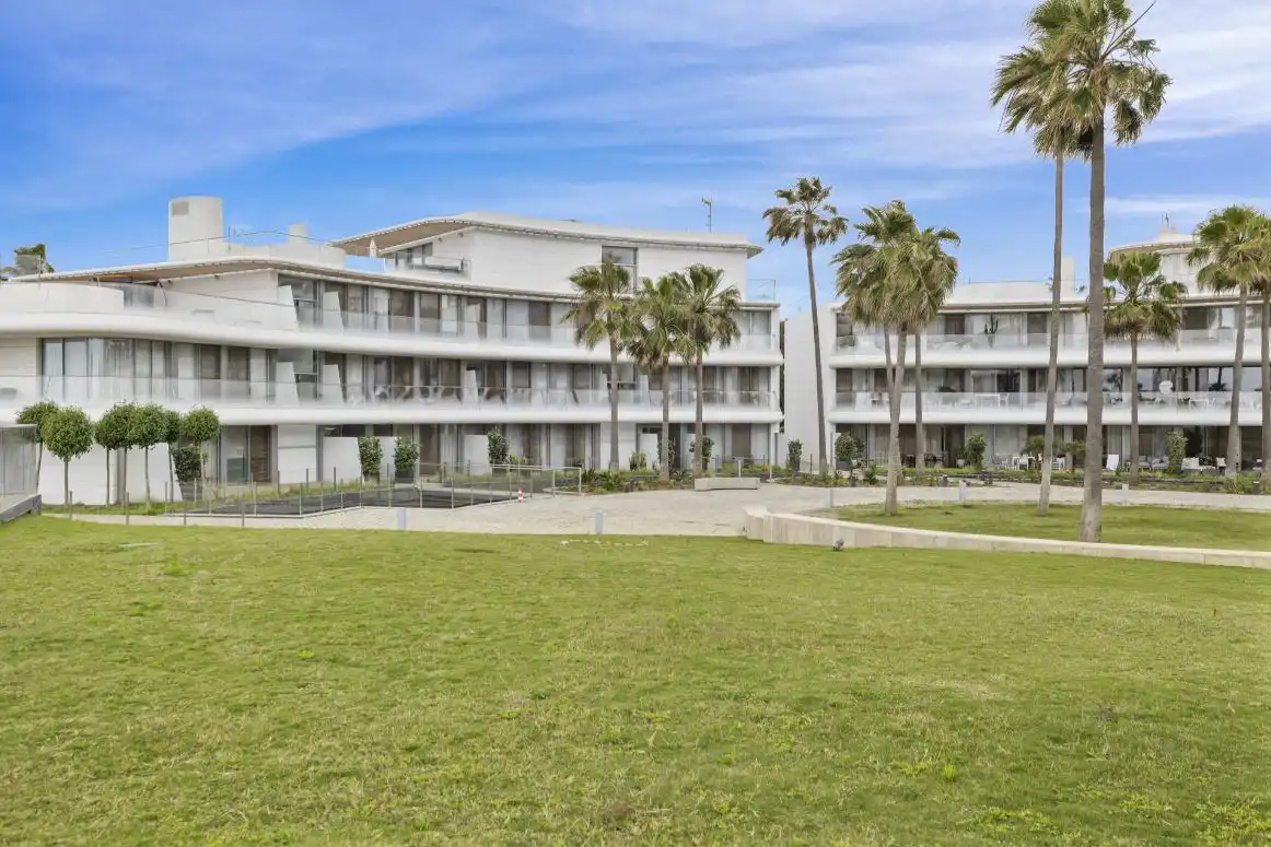 Vista exterior de Apartament en venda en Estepona amb Aire condicionat, Calefacció i Jardí privat