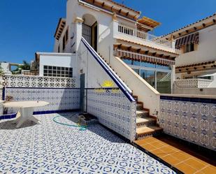 Vista exterior de Casa o xalet de lloguer en Torrevieja amb Terrassa, Piscina i Balcó