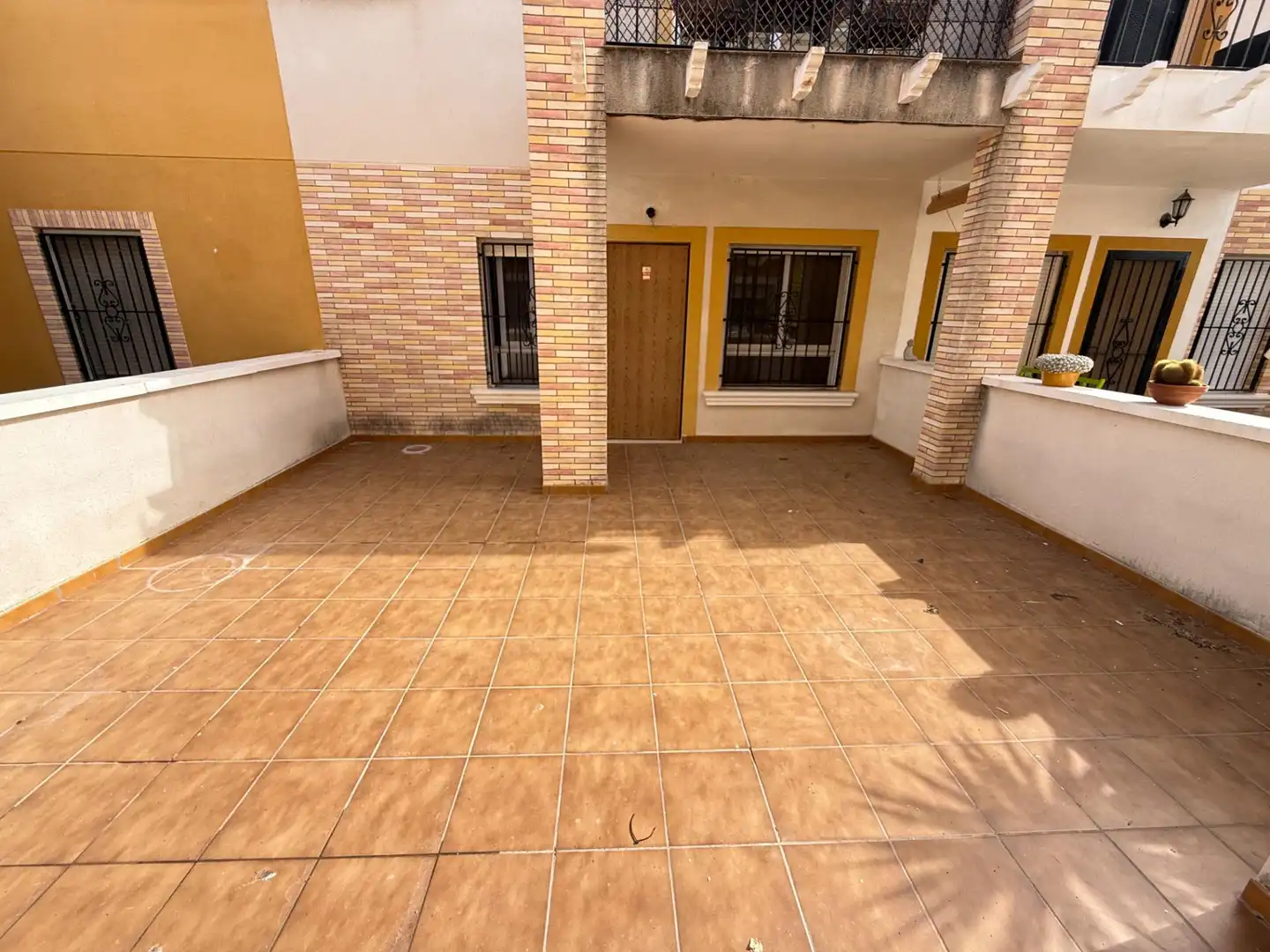 Vista exterior de Planta baixa en venda en Catral amb Jardí privat