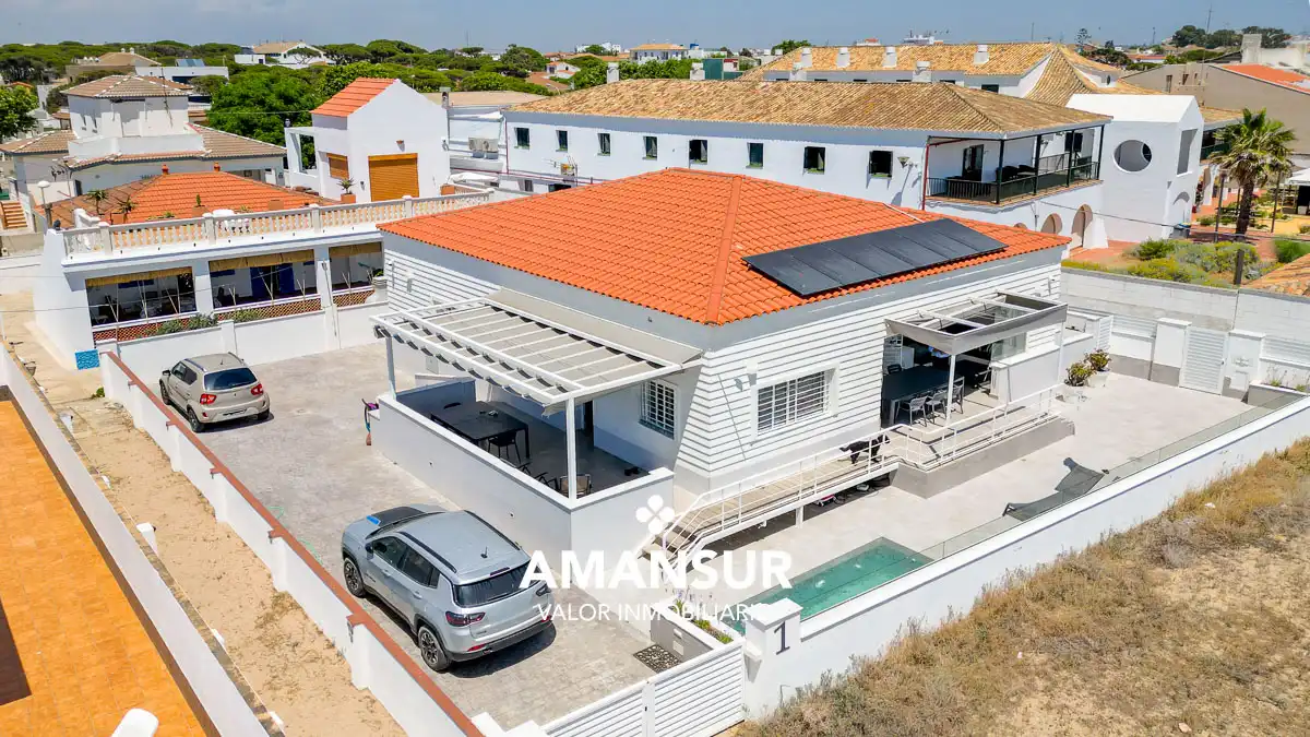 Vista exterior de Casa o xalet en venda en Punta Umbría amb Aire condicionat, Calefacció i Terrassa