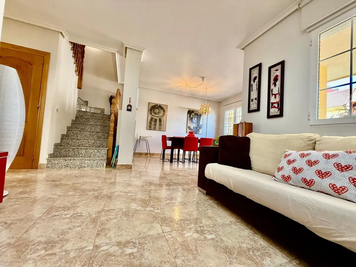 Wohnzimmer von Einfamilien-Reihenhaus zum Verkauf in San Pedro del Pinatar mit Klimaanlage, Privatgarten und Terrasse