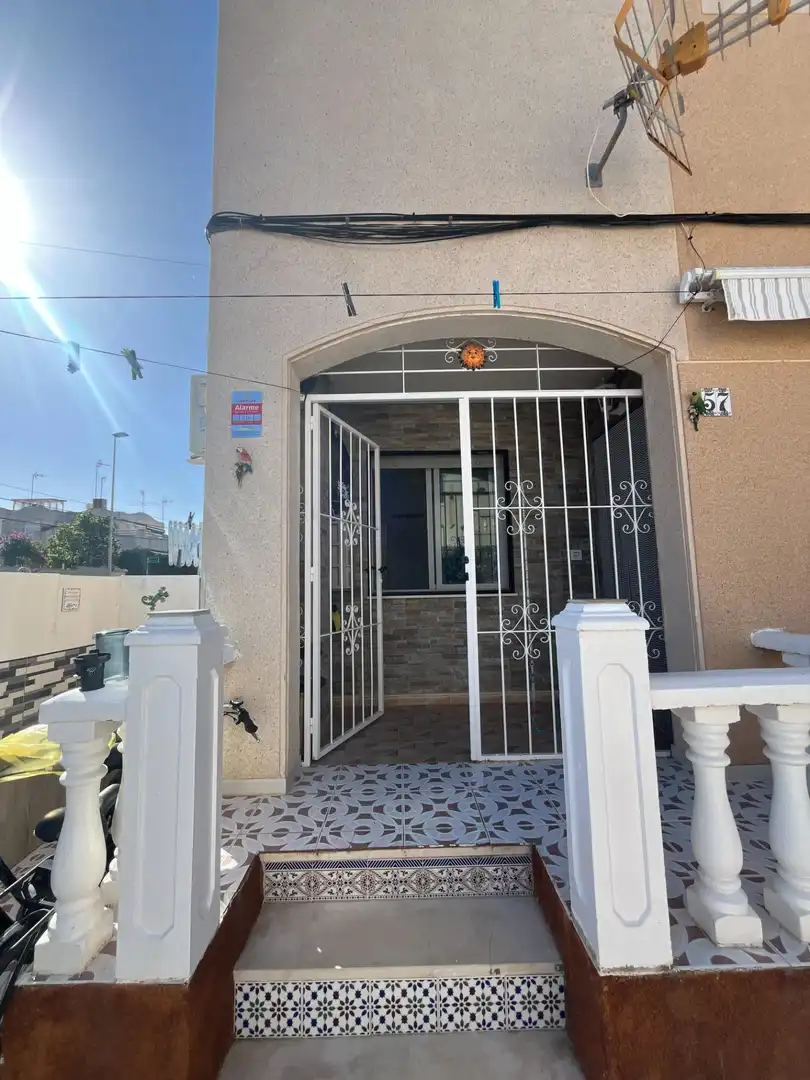 Vista exterior de Planta baixa de lloguer en Torrevieja amb Aire condicionat, Moblat i Piscina comunitària