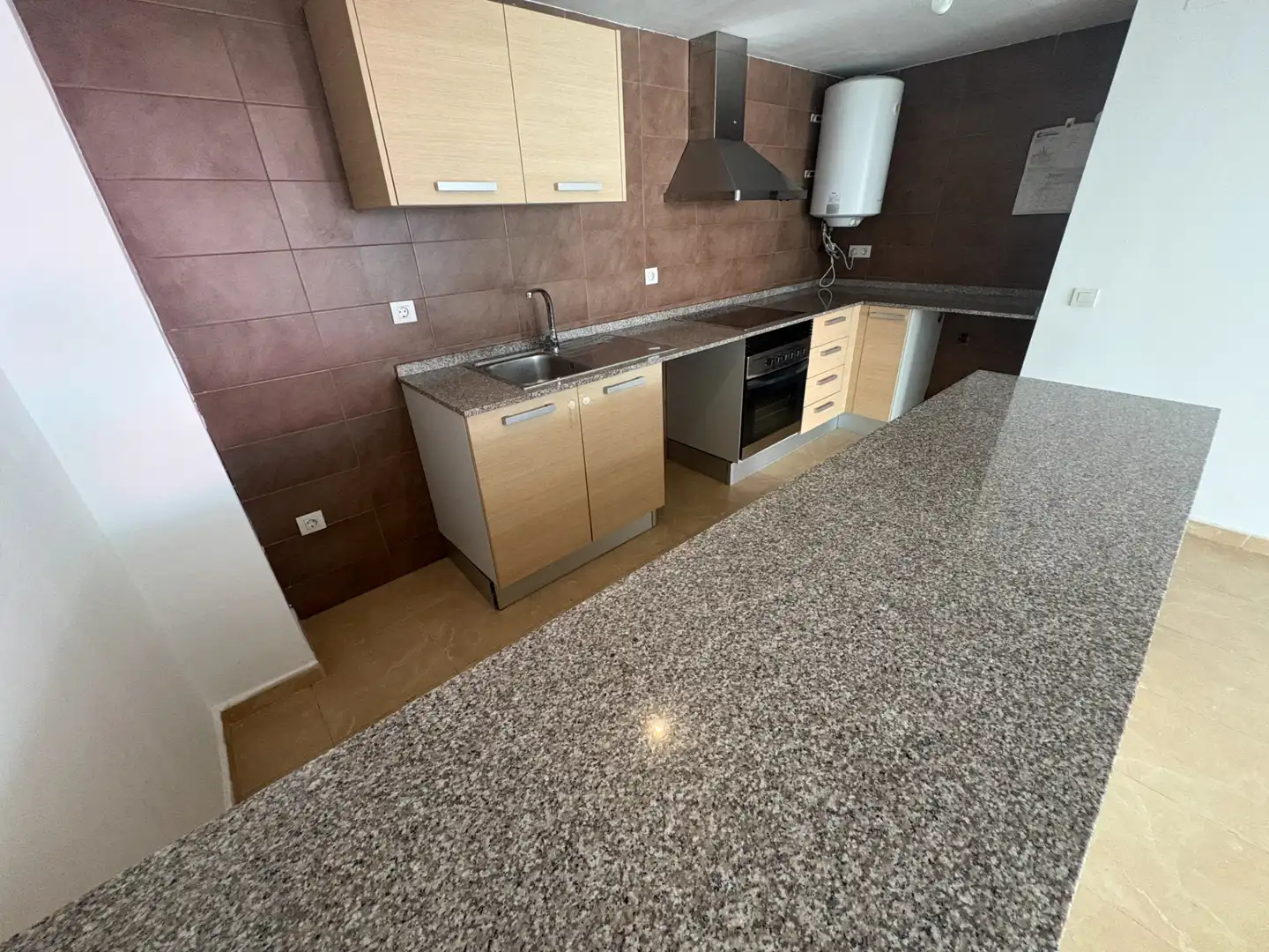 Küche von Wohnung zum Verkauf in Vallgorguina mit Klimaanlage, Heizung und Balkon
