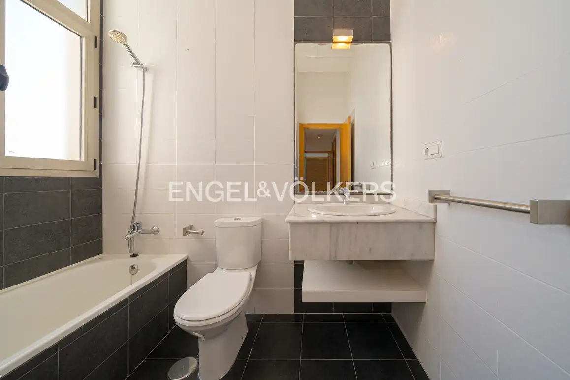 Bathroom of Flat for sale in Benidorm  with Air Conditioner, Terrace and Storage room