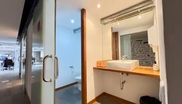 Baño de Oficina de alquiler en Madrid con Aire acondicionado, Calefacción y Amueblado