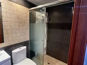 Bany de Casa o xalet en venda en Cerdanyola del Vallès amb Aire condicionat, Calefacció i Jardí privat