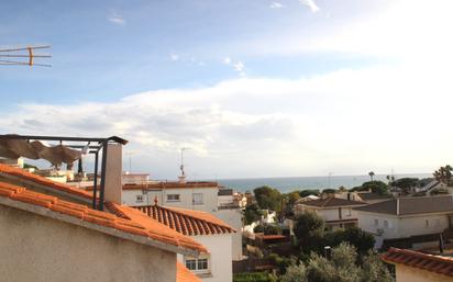 Vista exterior de Casa o xalet de lloguer en El Masnou amb Aire condicionat, Calefacció i Jardí privat