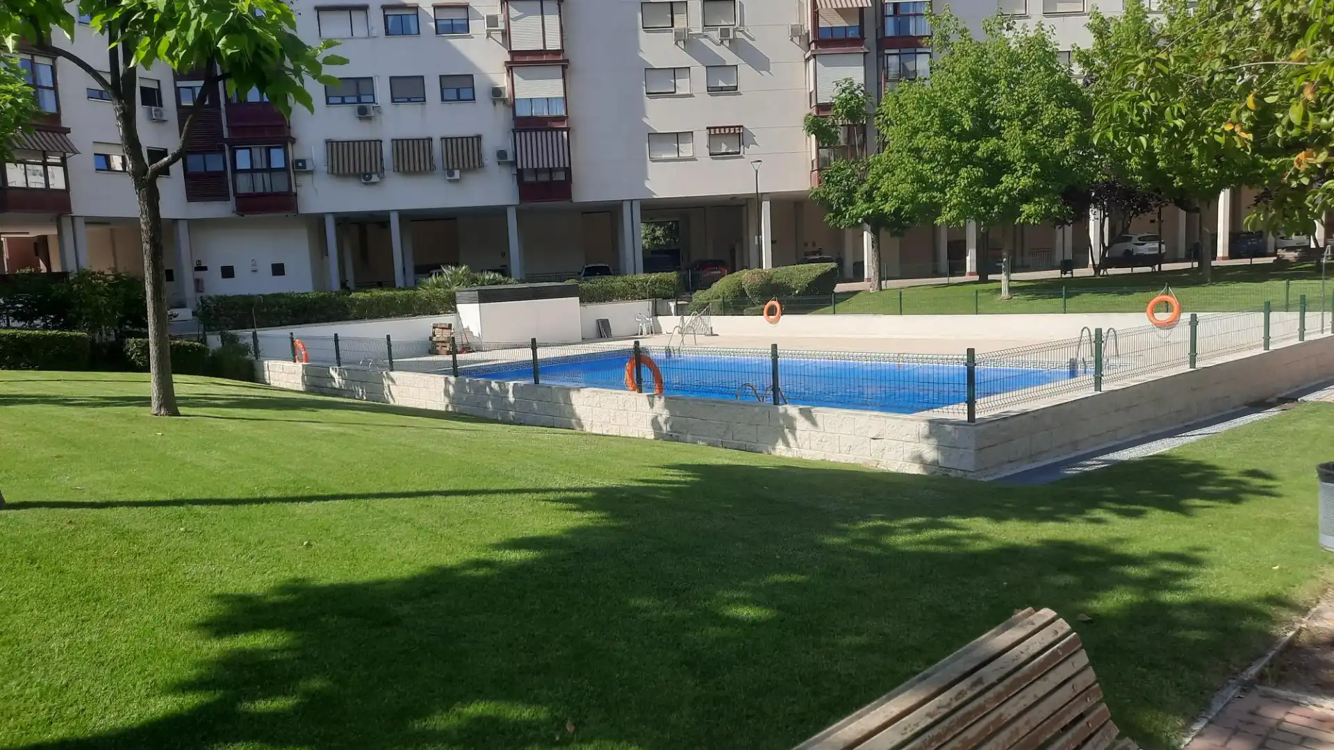 Piscina de Pis en venda en Madrid amb Parquet, Traster i Alarma