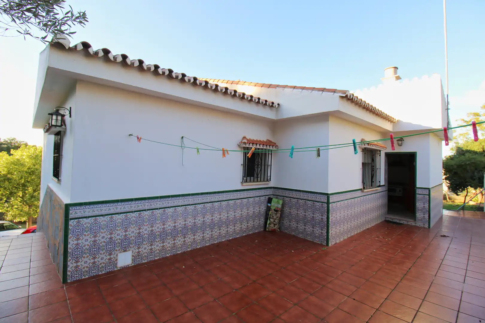 Vista exterior de Casa o xalet en venda en Alhaurín de la Torre amb Aire condicionat, Jardí privat i Terrassa